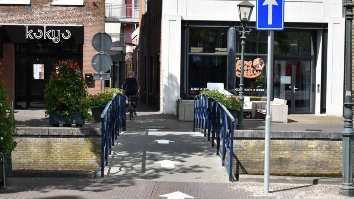 Eenrichtingsverkeer in stegen en over bruggetjes in centrum Heerenveen - Dorpskrant van De Knipe